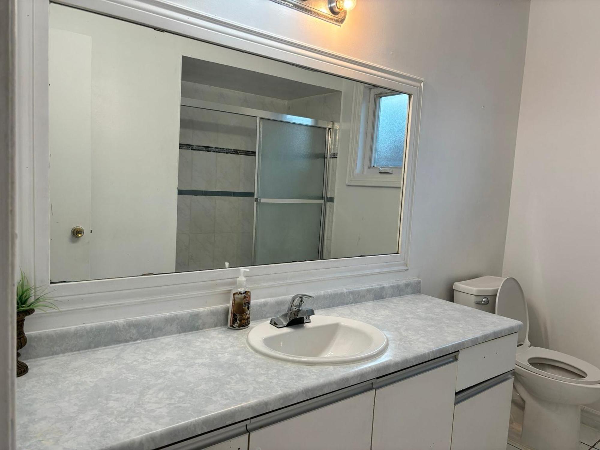Queen Bedroom Near Sheridan College Brampton Esterno foto