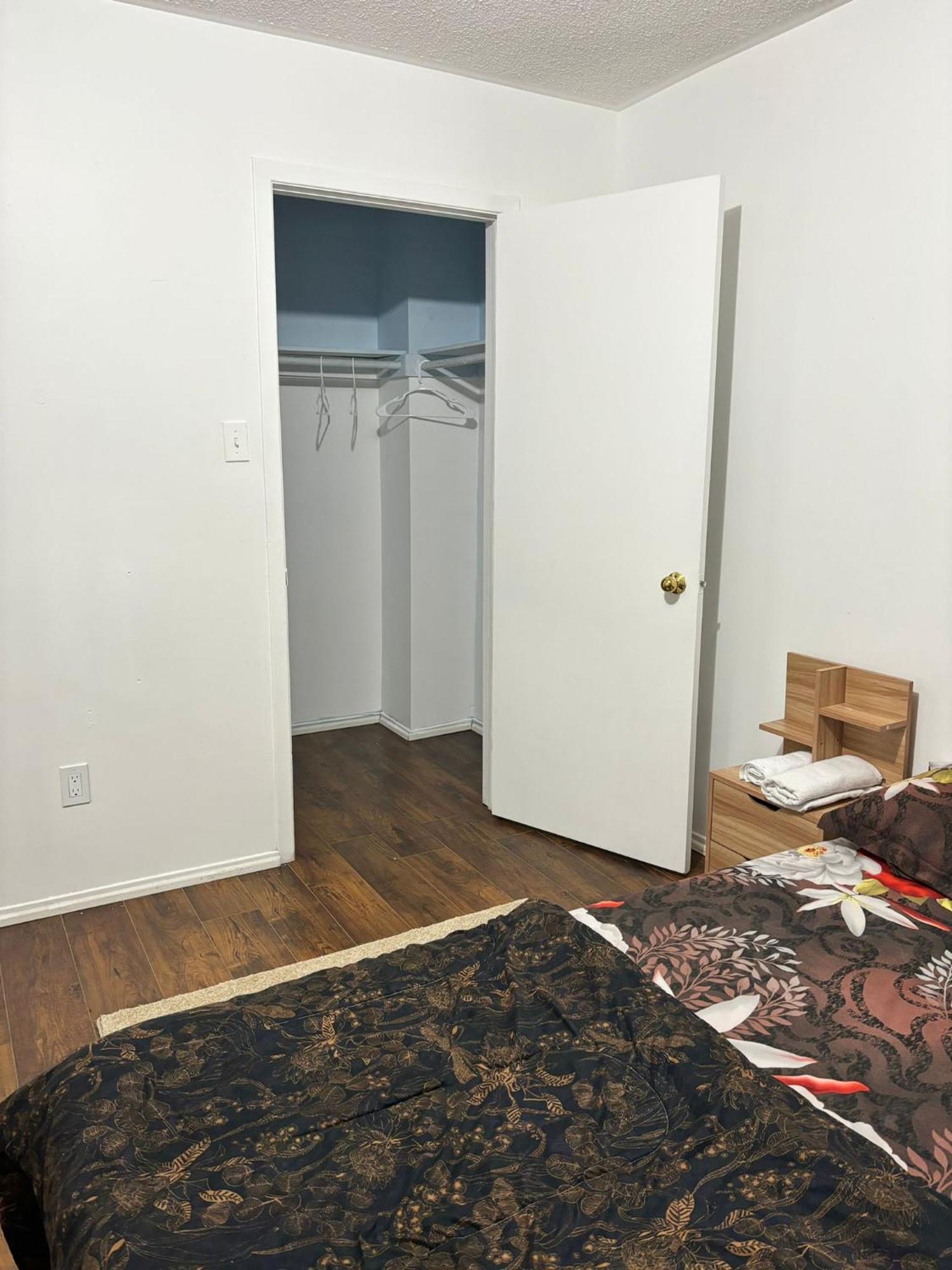 Queen Bedroom Near Sheridan College Brampton Esterno foto