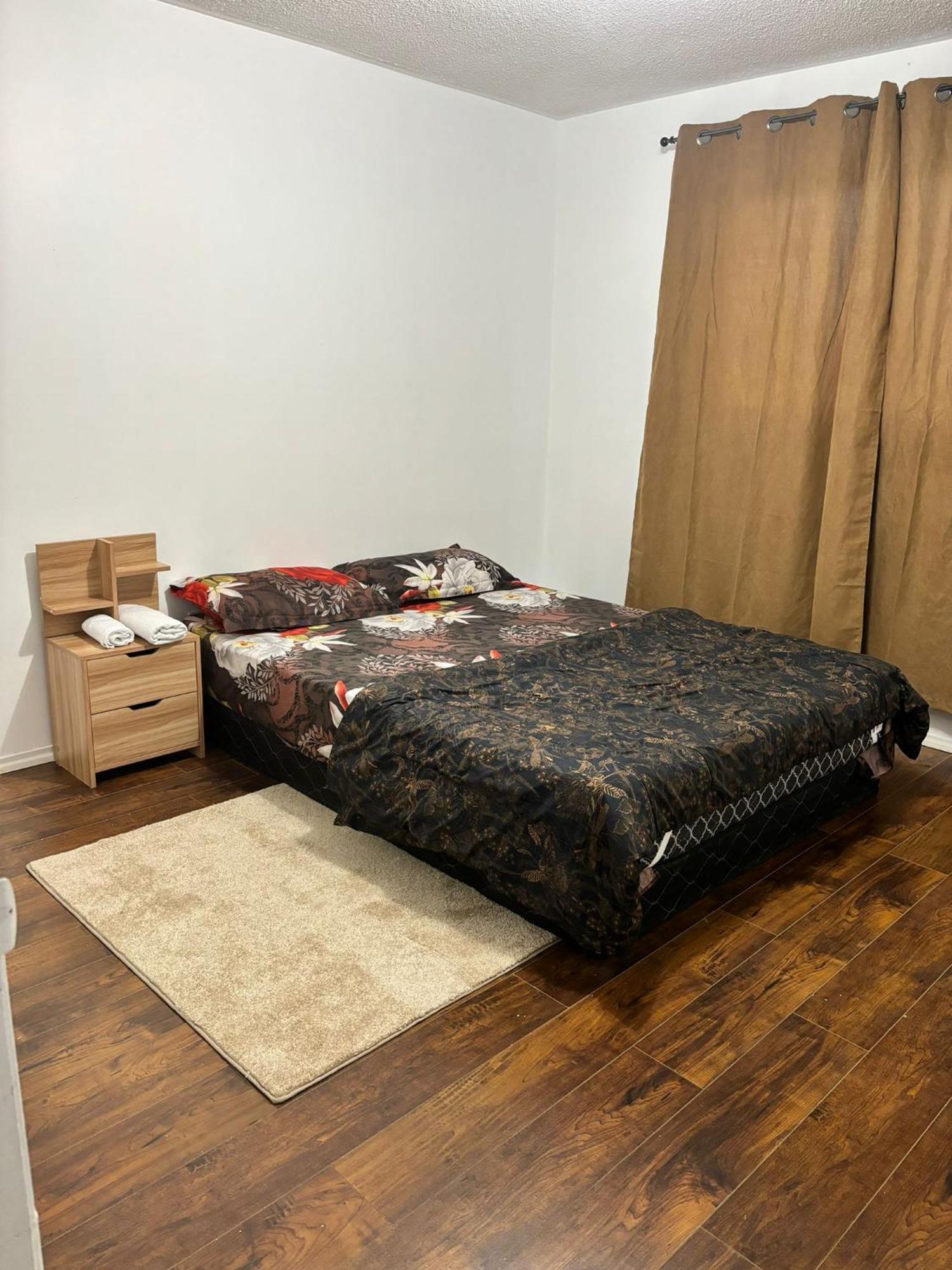 Queen Bedroom Near Sheridan College Brampton Esterno foto
